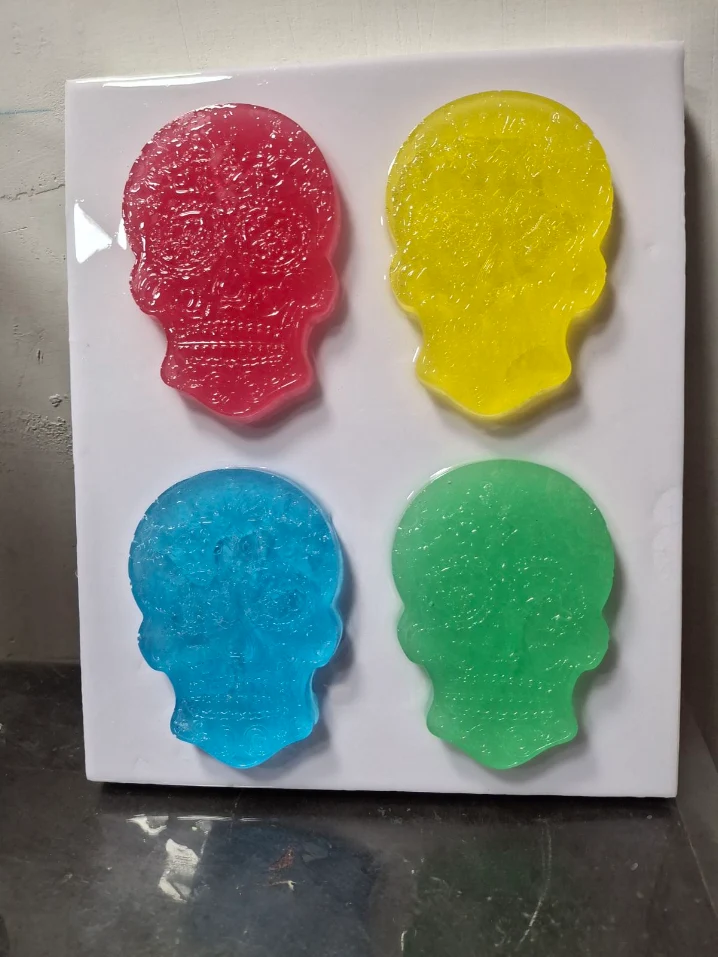 Cuadro de calaveras coloridas